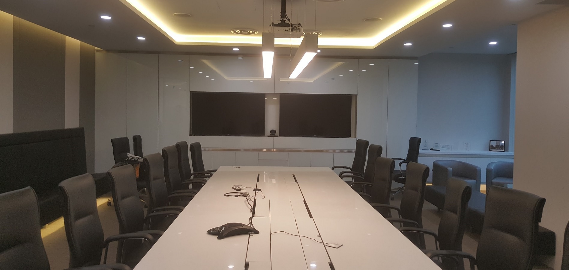 Microsoft Teams Room / Zoom Room Microsoft Teams Room / Zoom Room